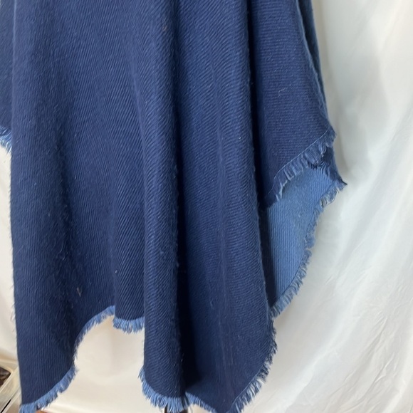 Woolrich blanket style poncho - Picture 6 of 8